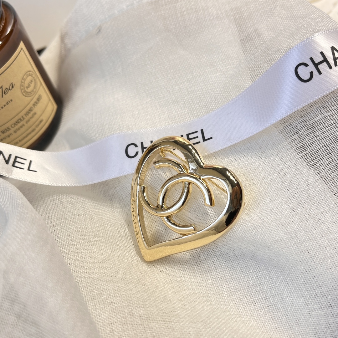 D081 Chanel brooch