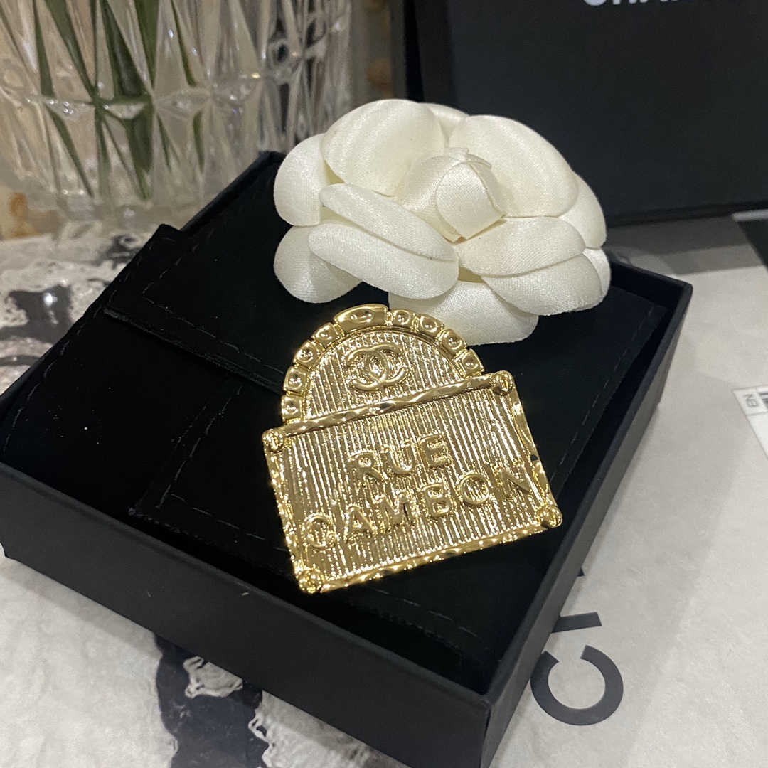 C288 Chanel brooch