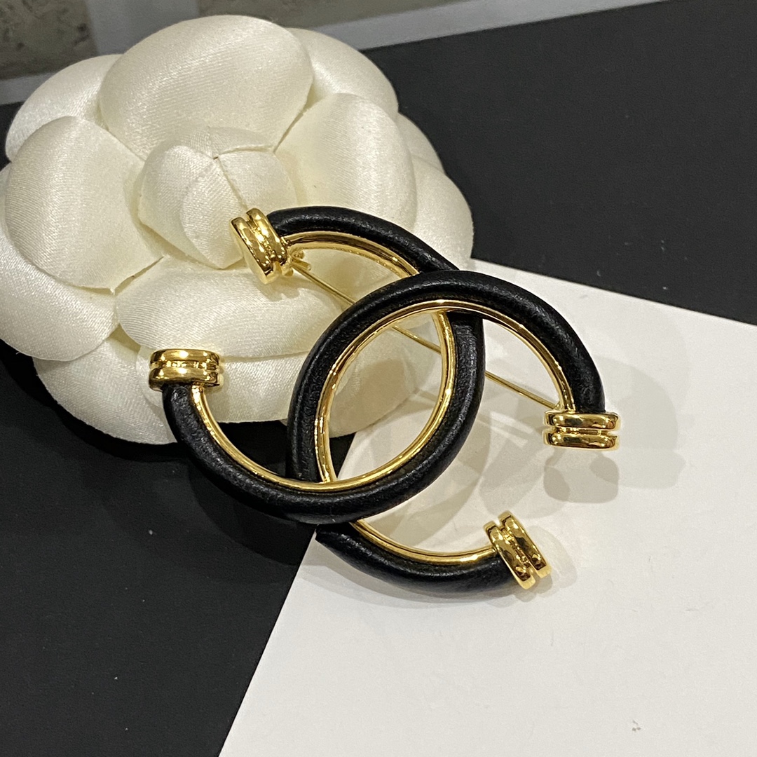 C289 Chanel lambskin brooch