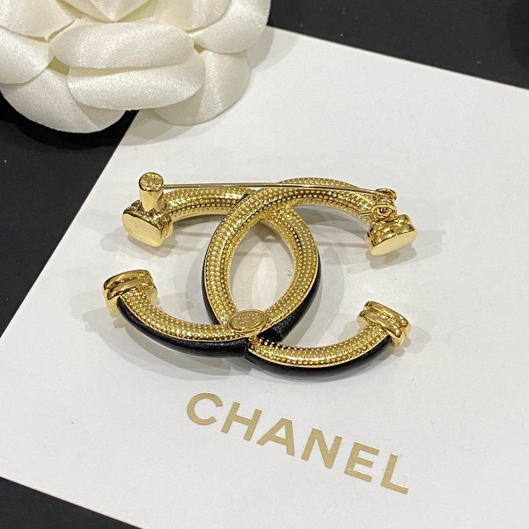 C289 Chanel lambskin brooch