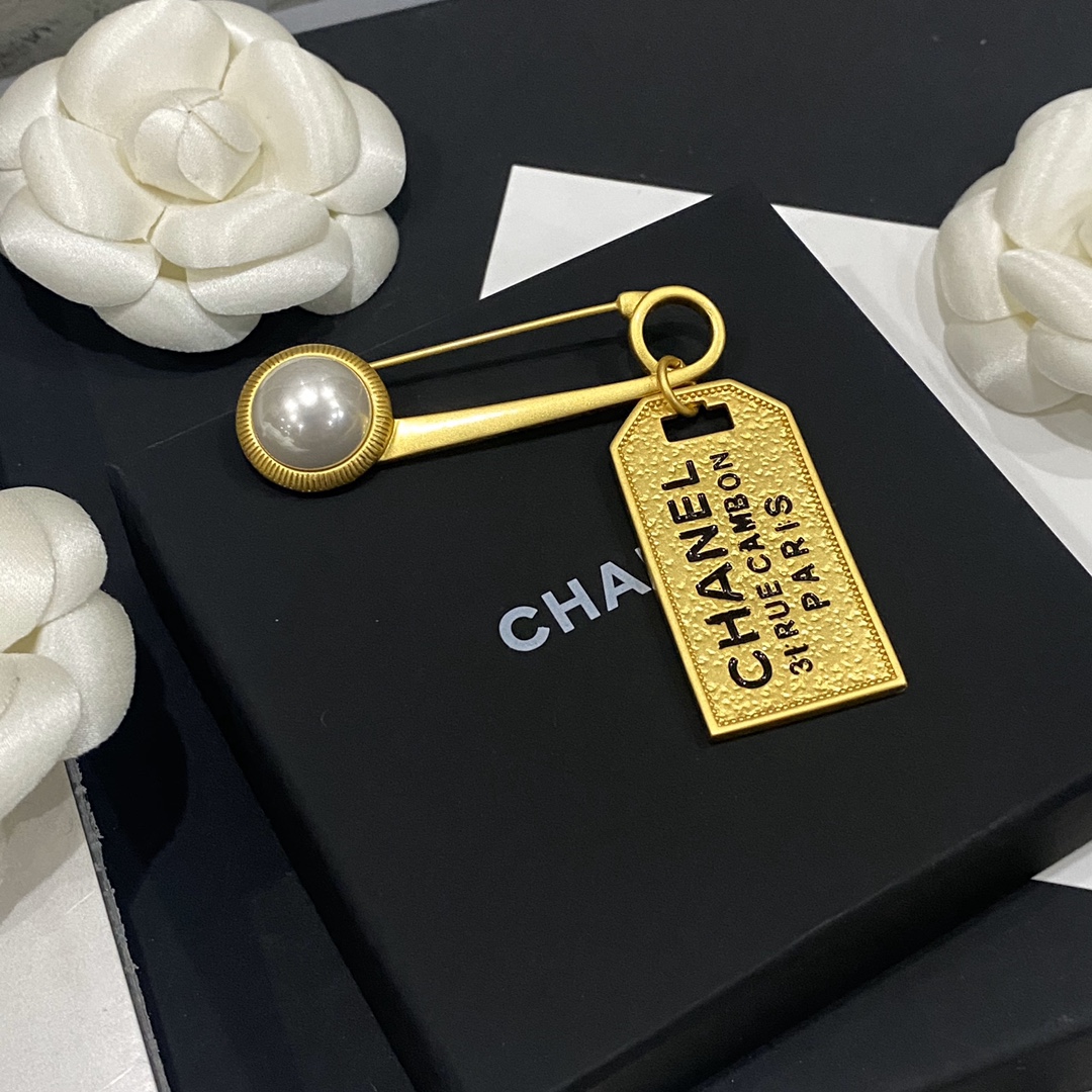 C285 Chanel brooch