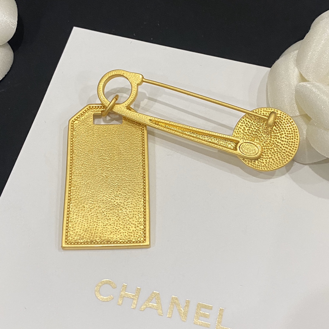 C285 Chanel brooch