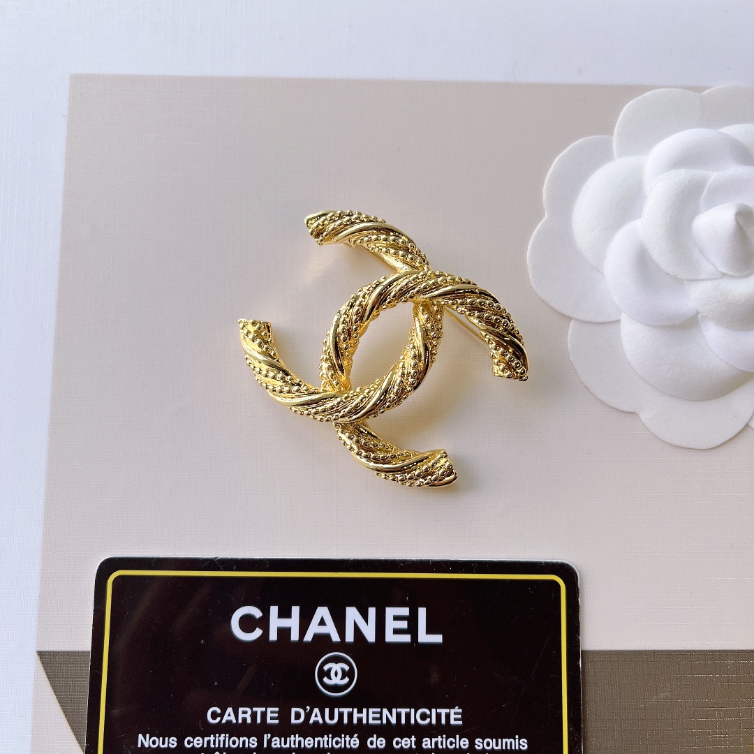 D134  Chanel brooch