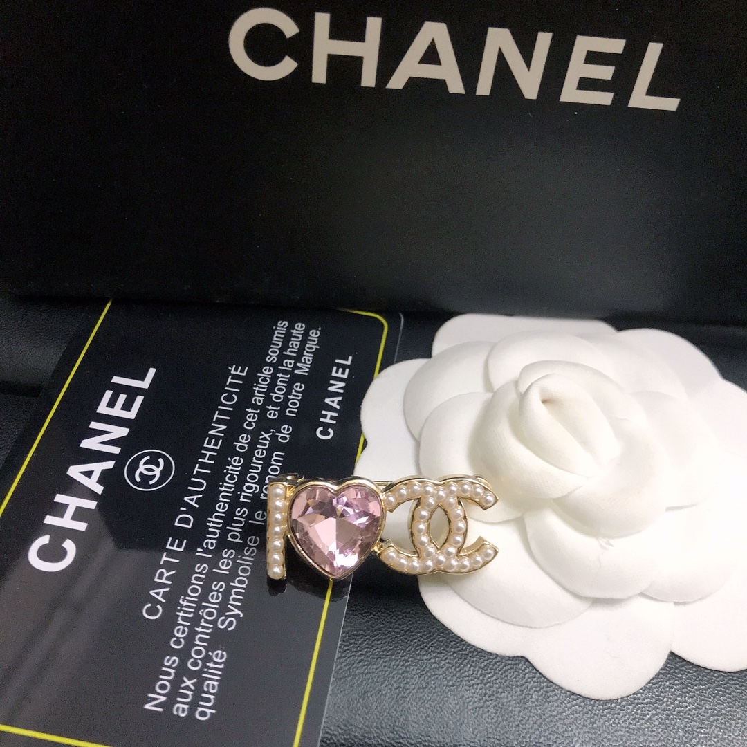 Chanel pink heart brooch 110746