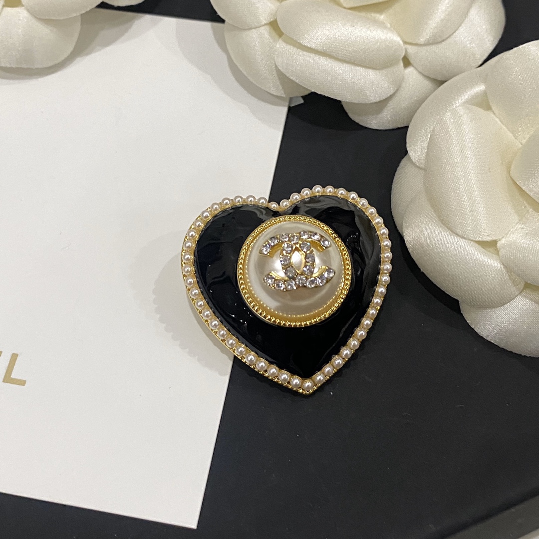 C272 Chanel brooch