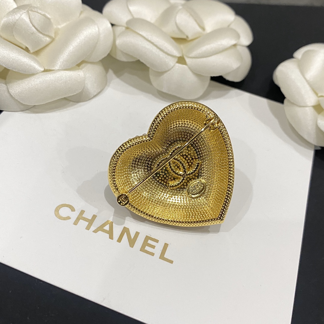 C272 Chanel brooch