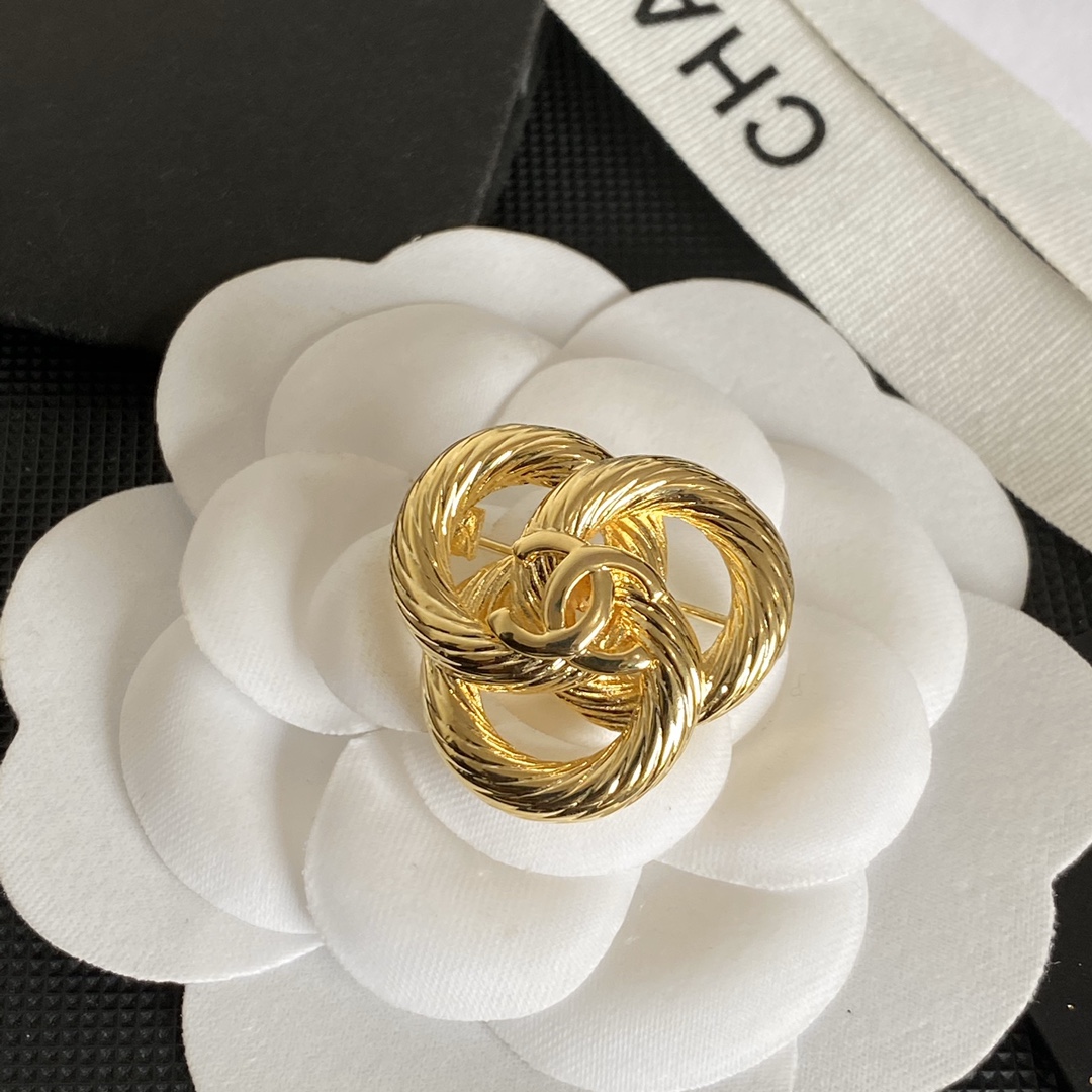 C087 Chanel brooch