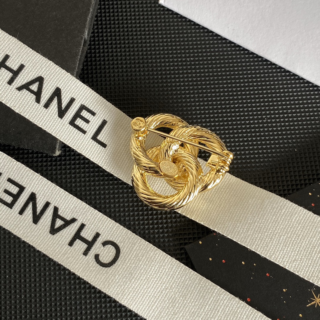 C087 Chanel brooch