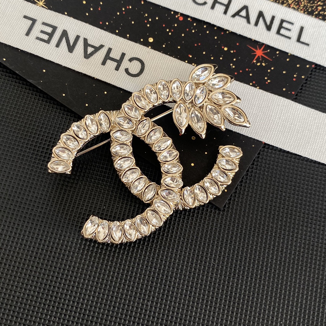 C032 Chanel crystal brooch