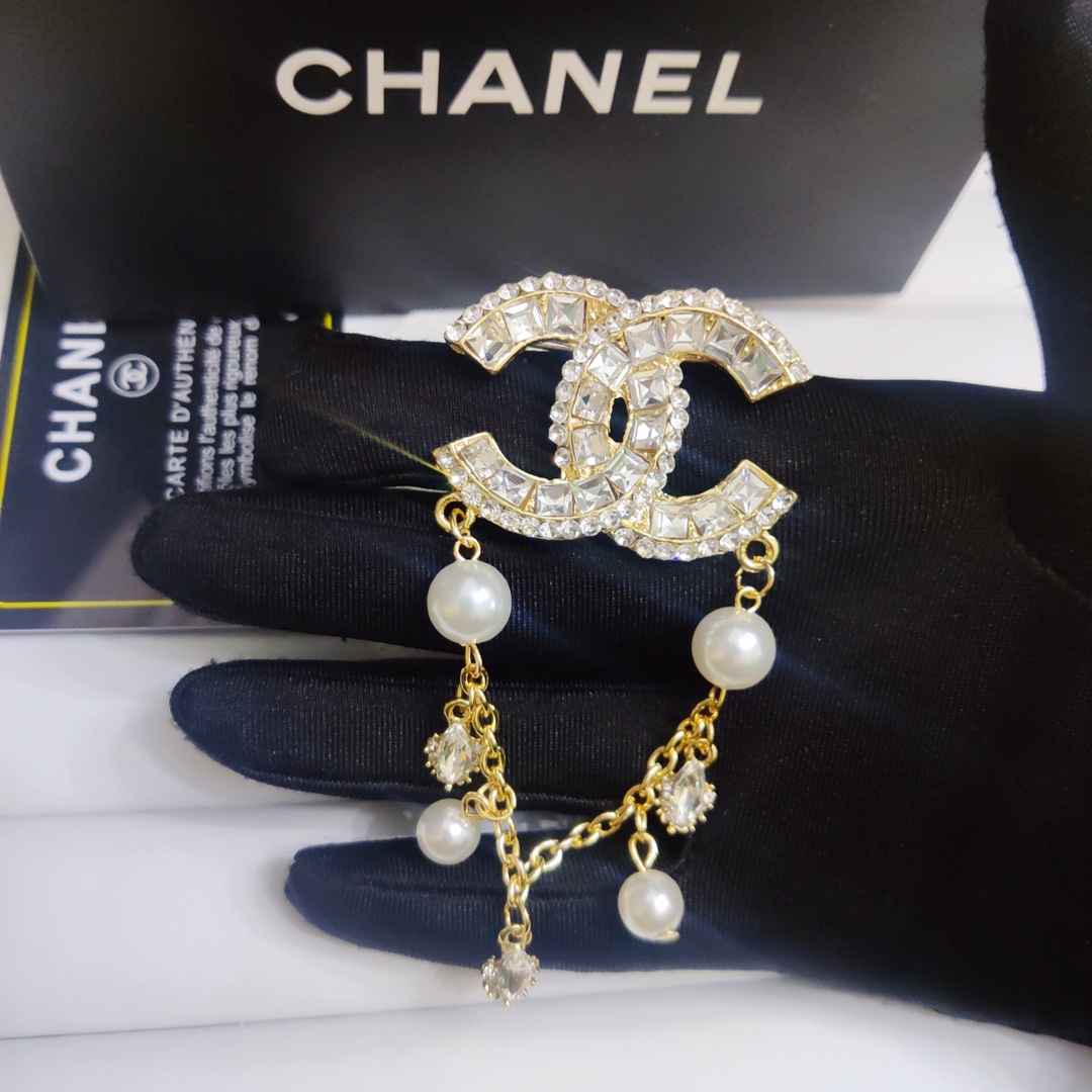 Chanel brooch 110843