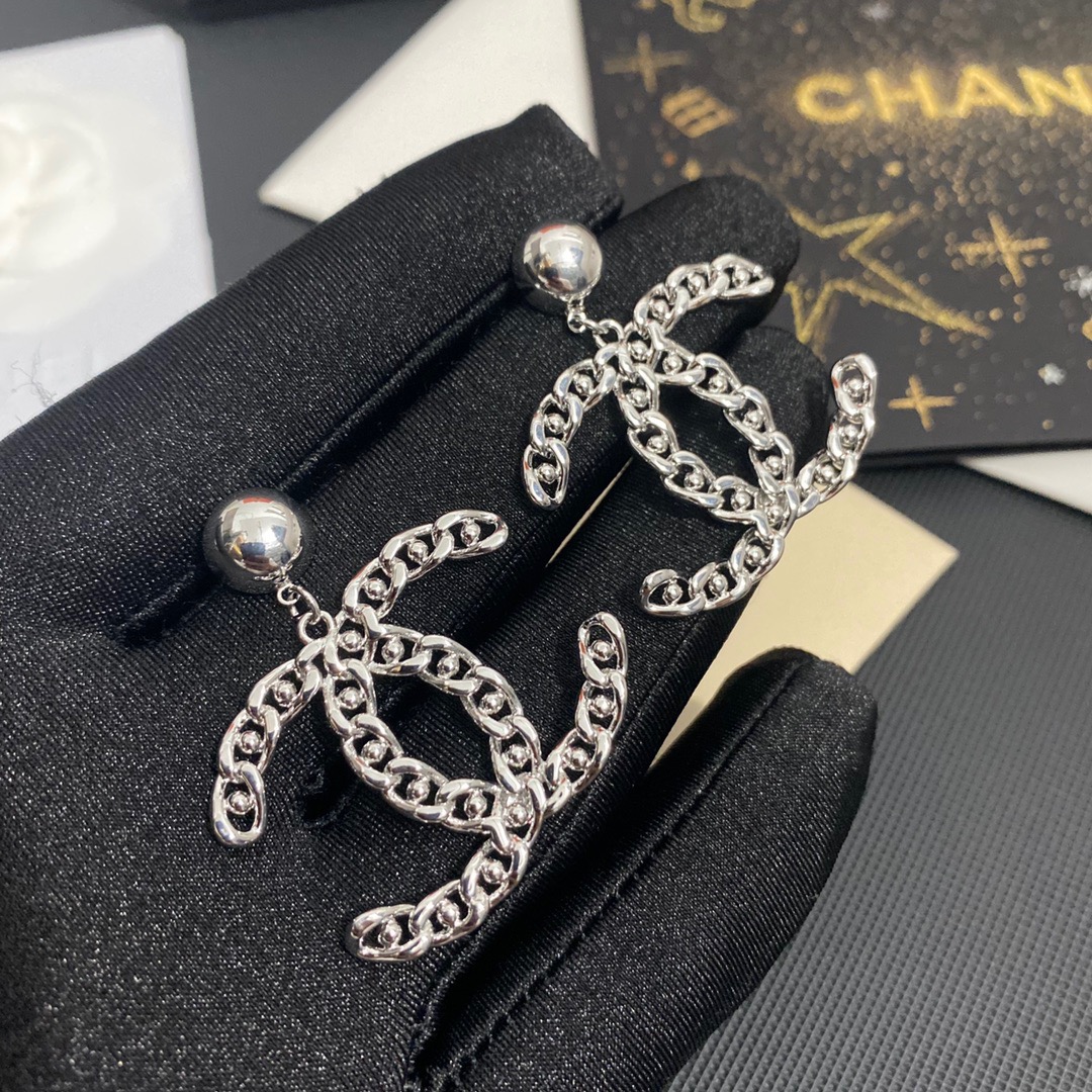 A1081 Chanel earrings