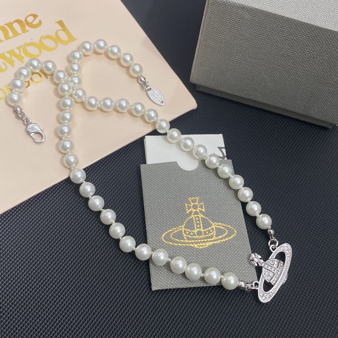 B185 Vivienne Westwood pearls necklace
