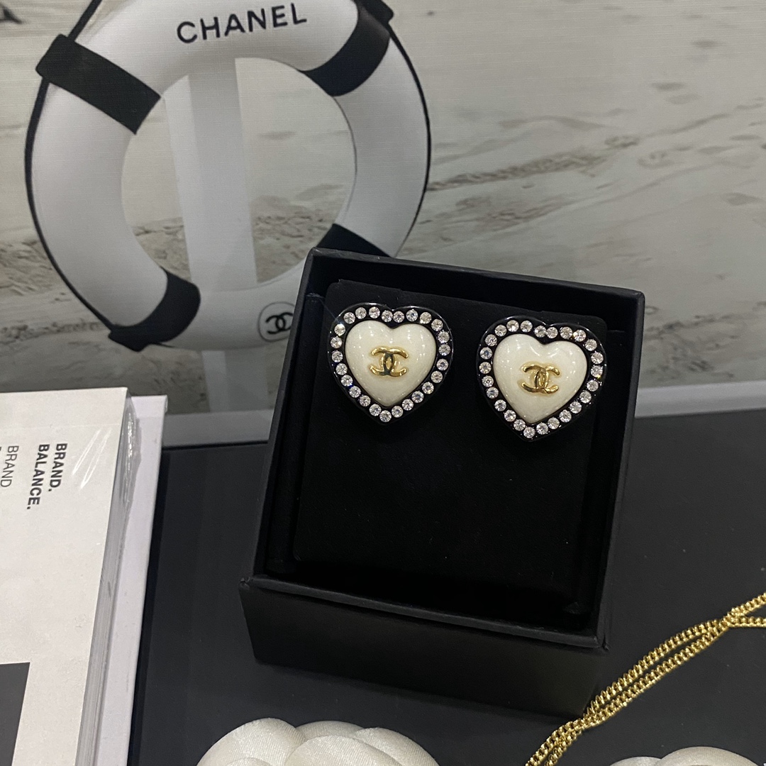 A687  Chanel earrings