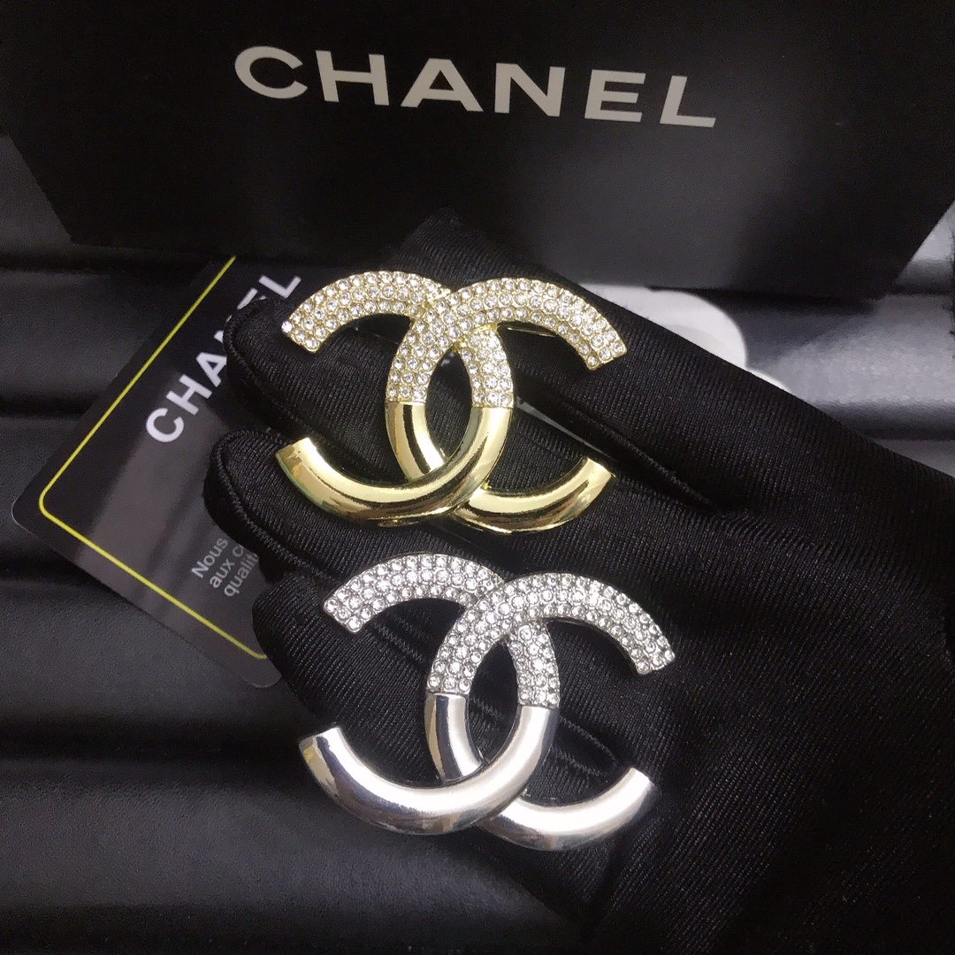 Chanel brooch 110905