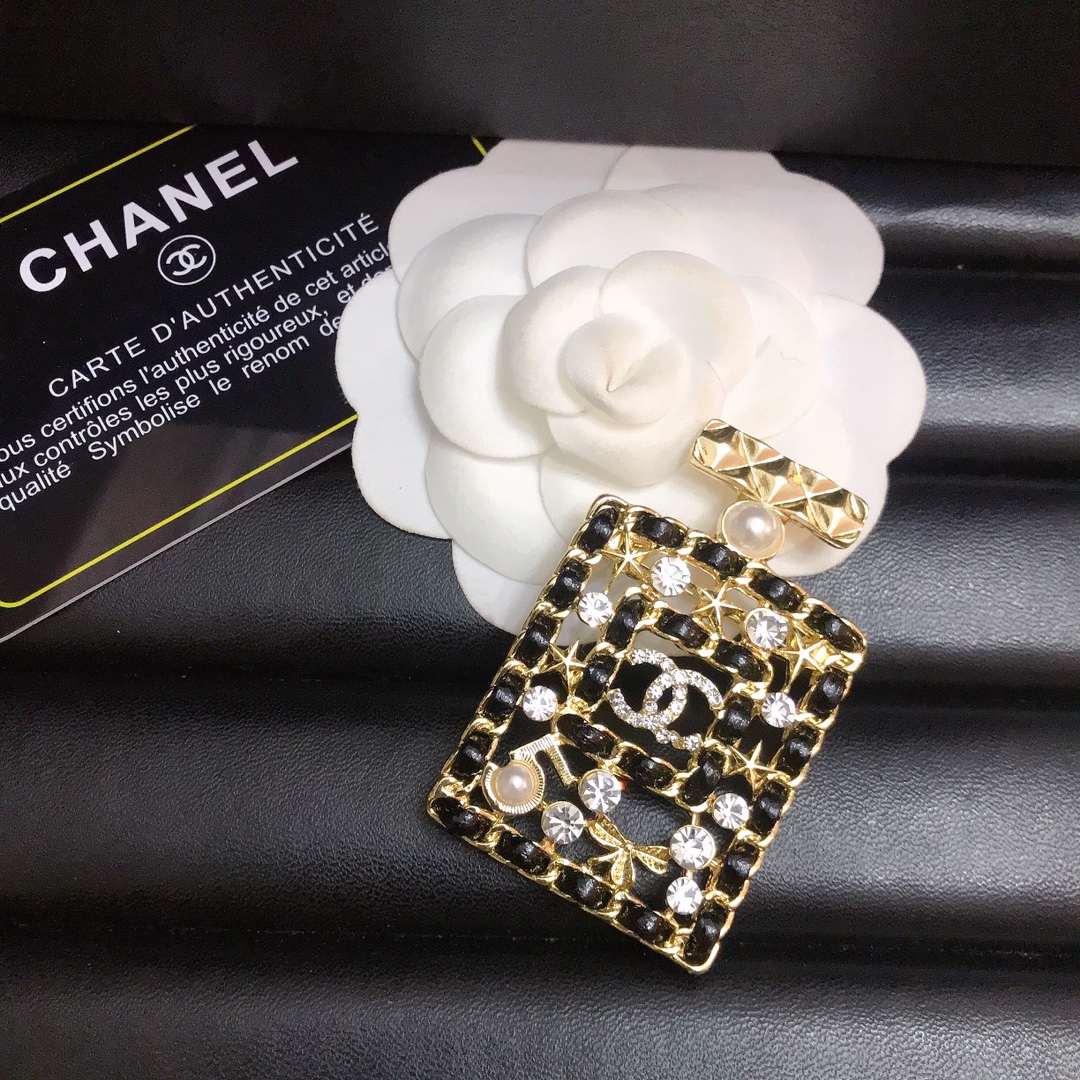 Chanel brooch 110903