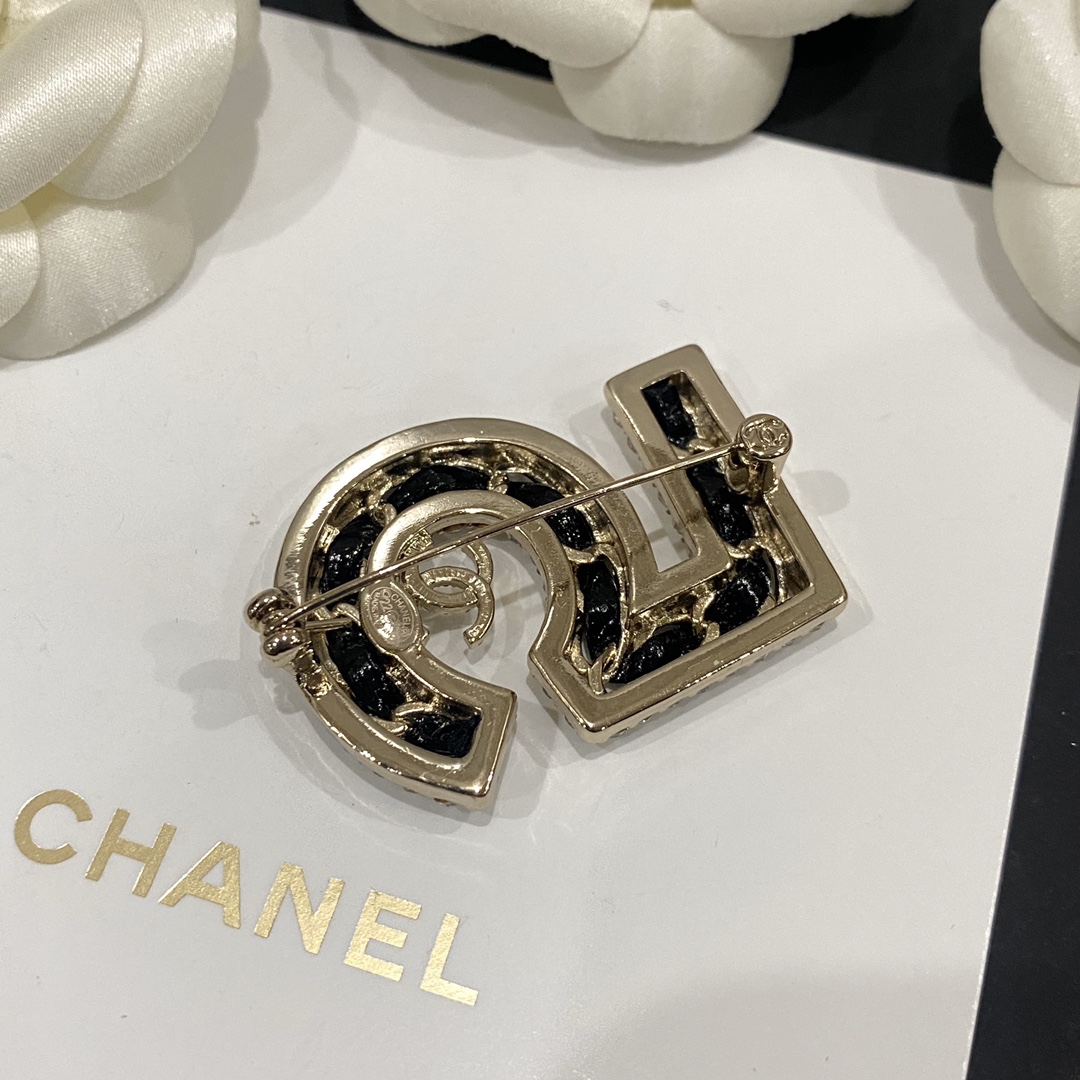 C274 Chanel brooch