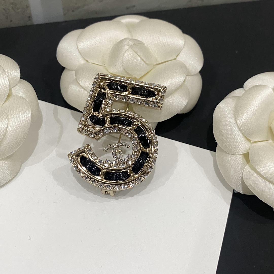 C274 Chanel brooch