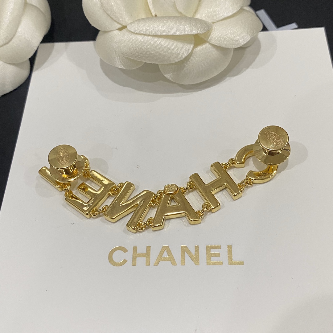 C239  Chanel brooch