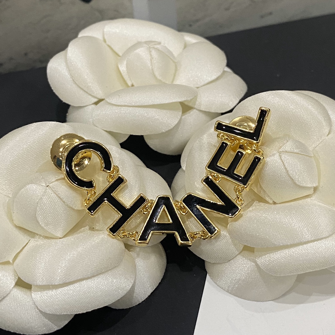 C239  Chanel brooch