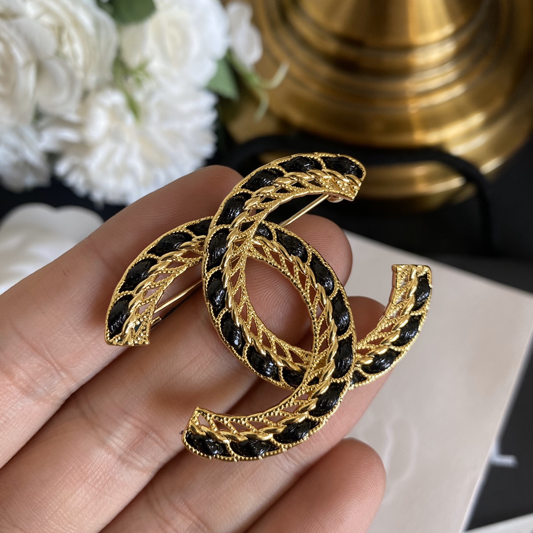 C085  Chanel brooch