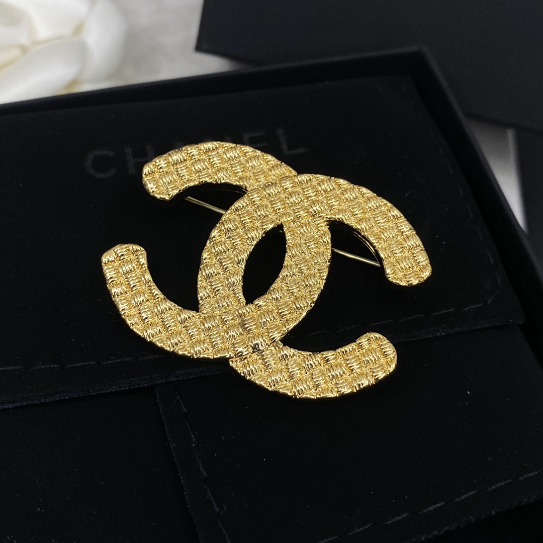 C145  Chanel brooch cc