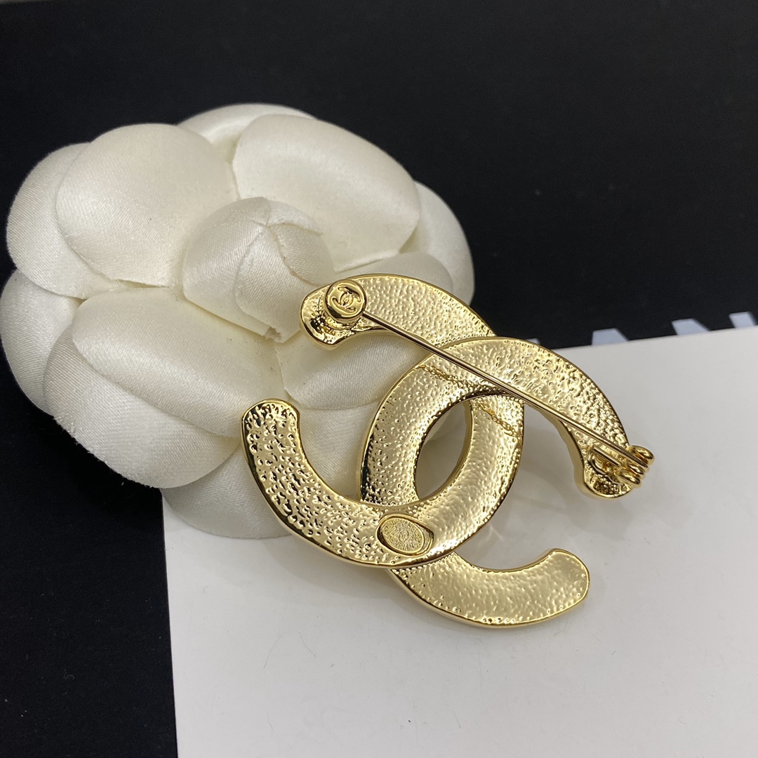 C145  Chanel brooch cc