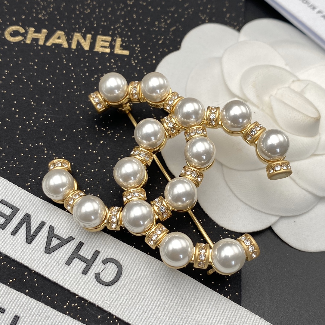 C134 Chanel brooch