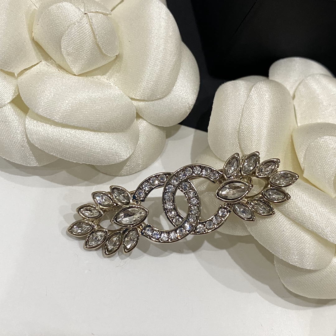 C039 Chanel brooch