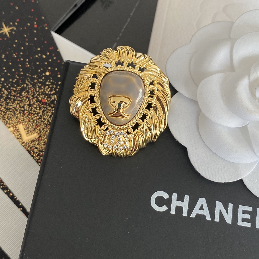 C307 Chanel golden lion brooch