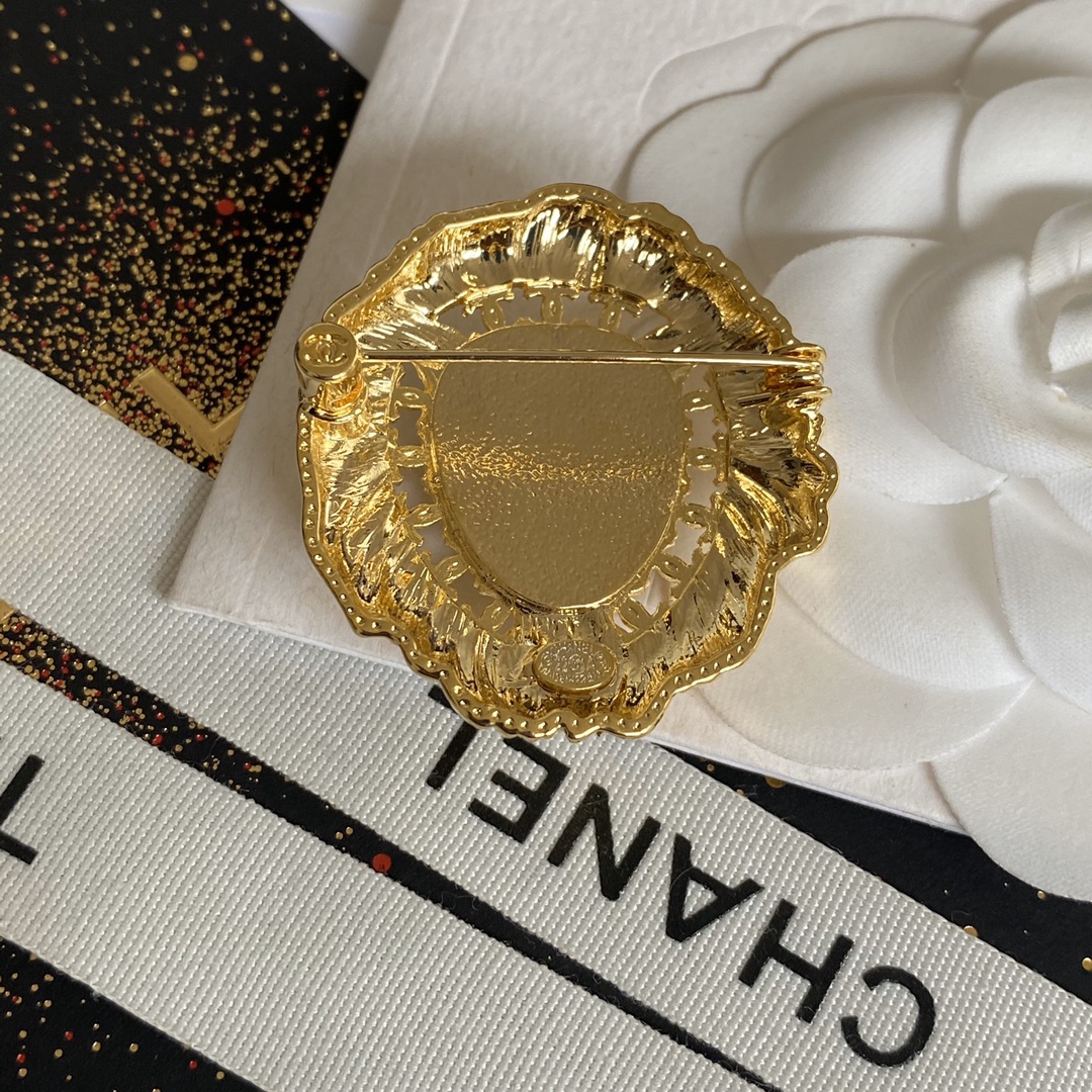 C307 Chanel golden lion brooch