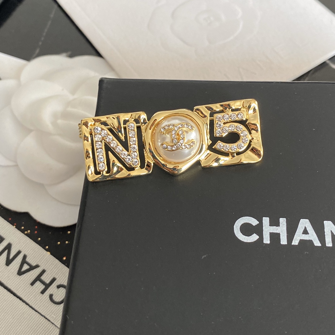 C308 Chanel gold vintage brooch