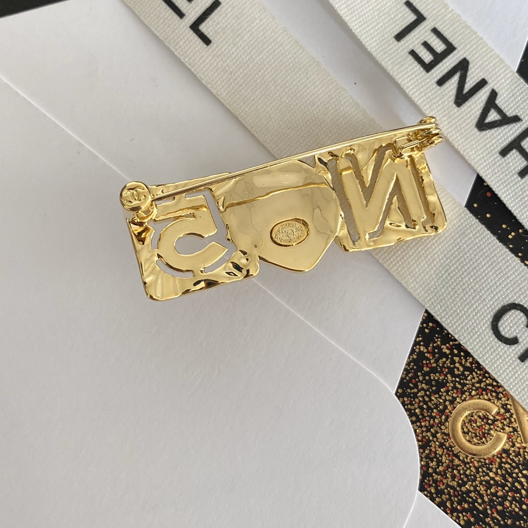 C308 Chanel gold vintage brooch
