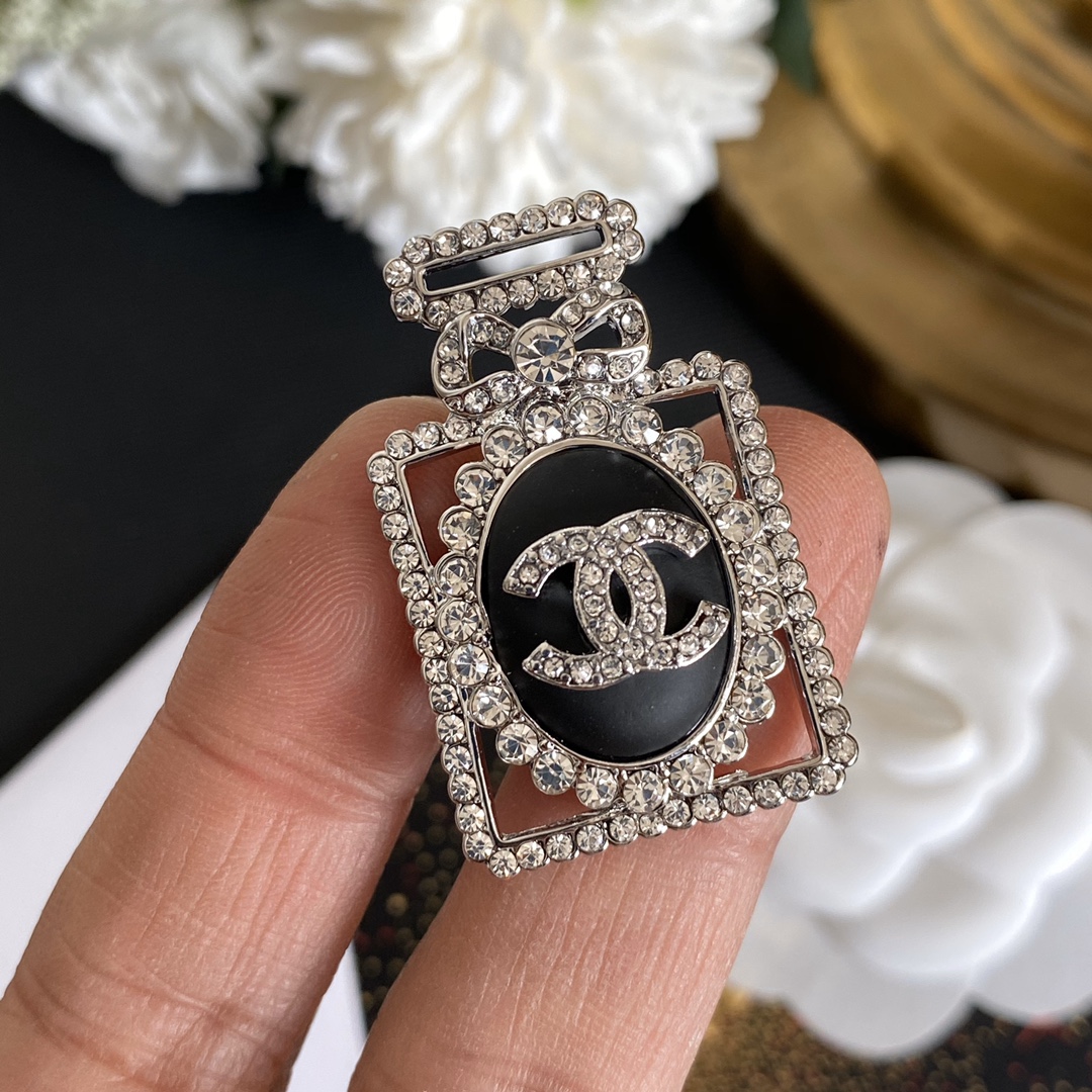 C306 Chanel lambskin brooch