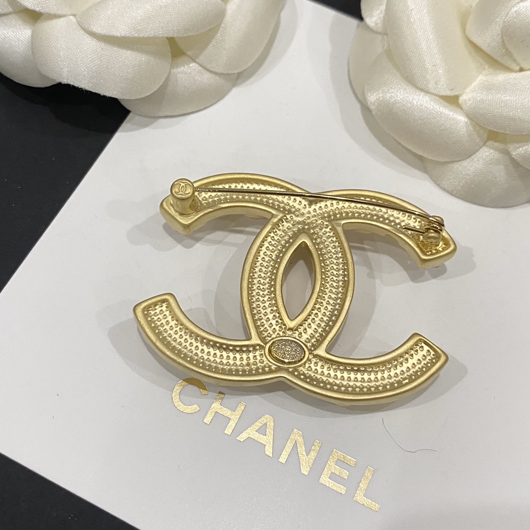 C146  Chanel pink sweet heart brooch cc