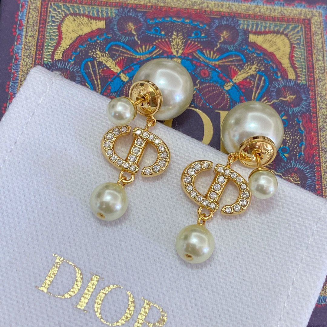 A269  Dior pearls earrings