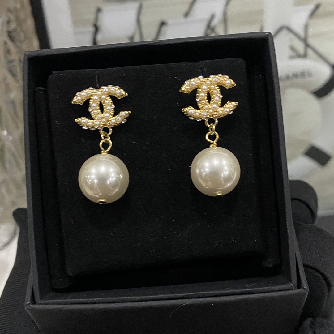 A1199 Chanel pearls earrings