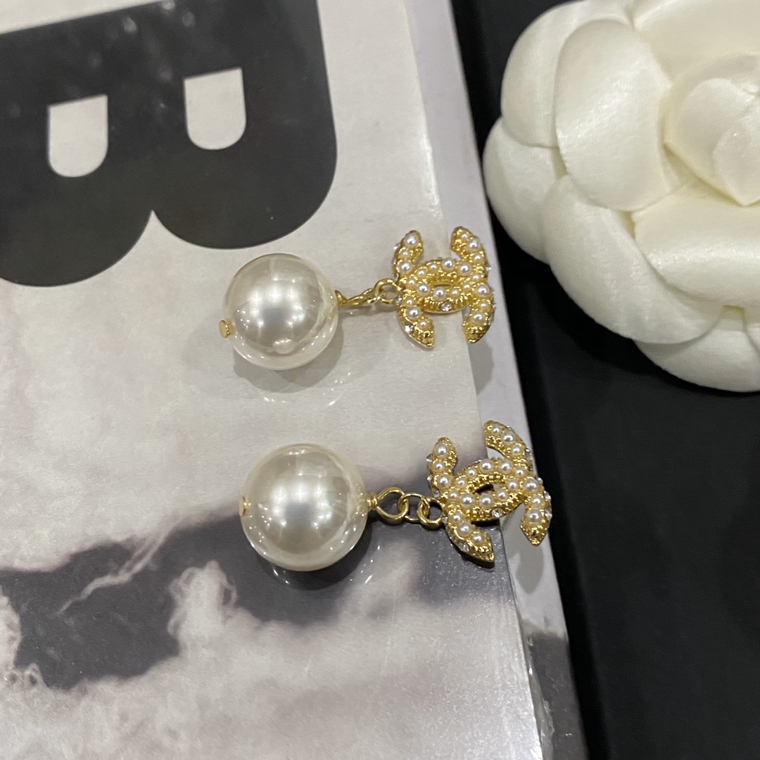 A1199 Chanel pearls earrings