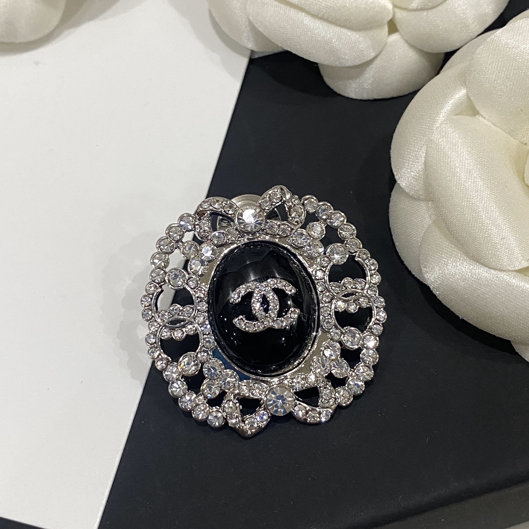 C273 Chanel brooch