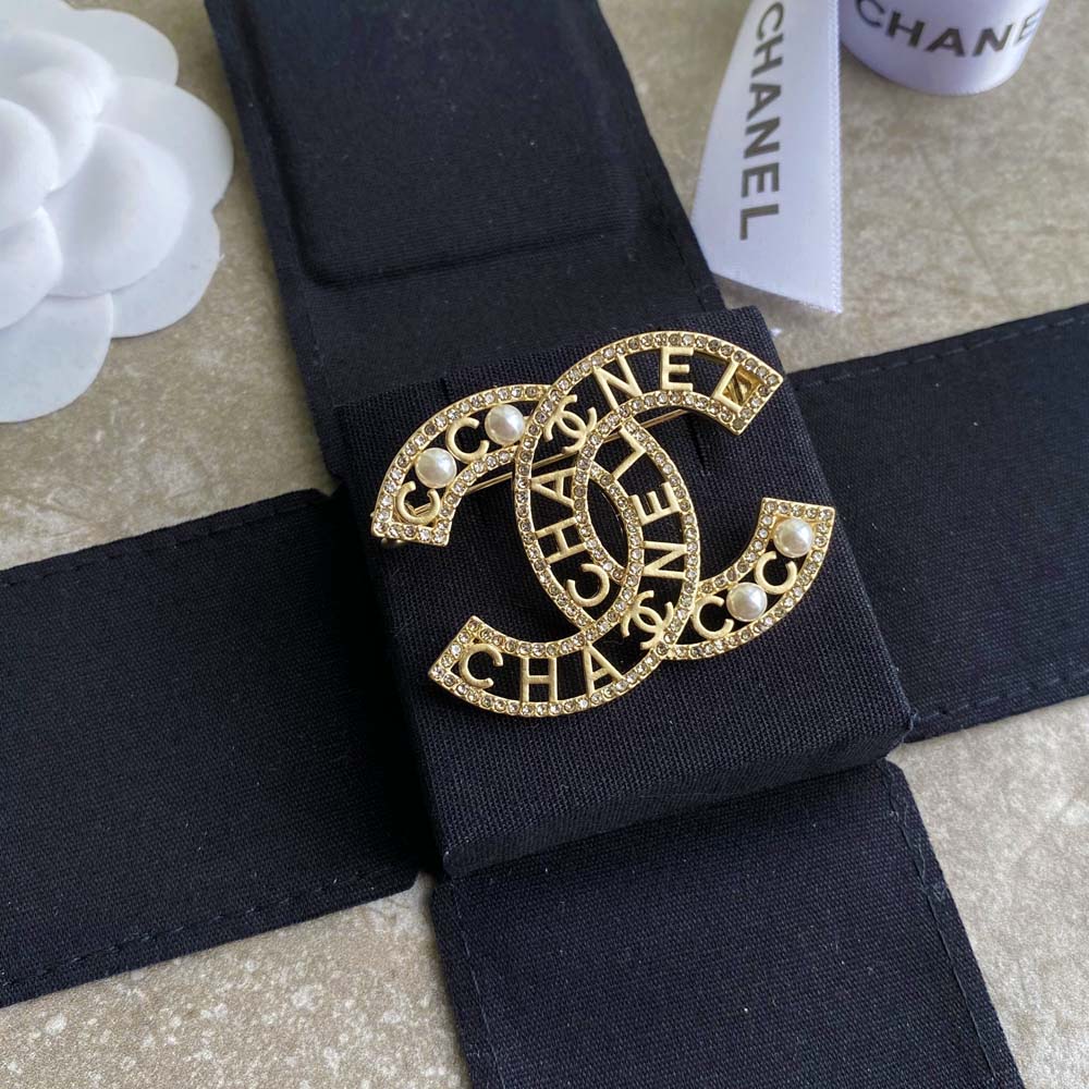 C101 Chanel CC brooch