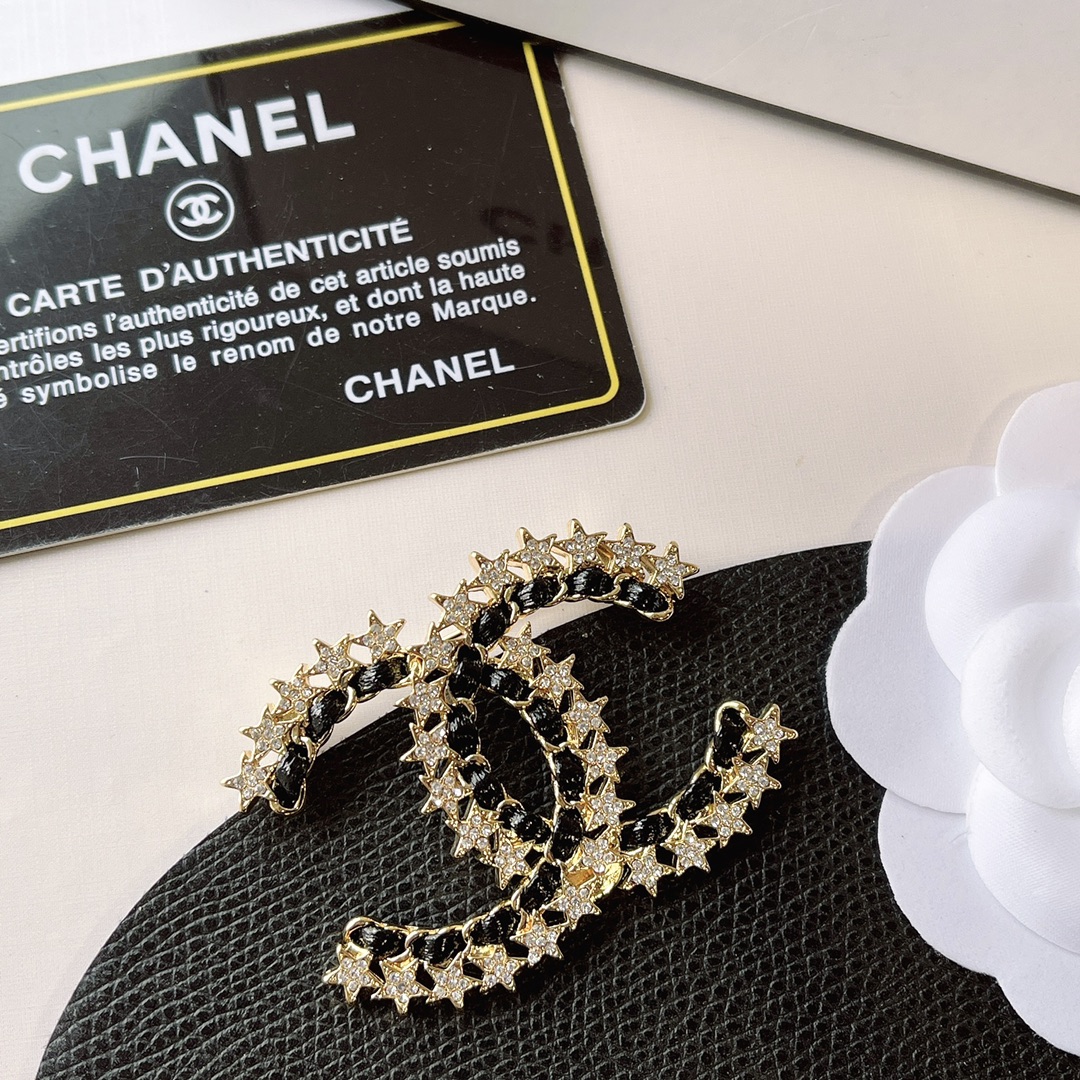 D138 Chanel star brooch cc