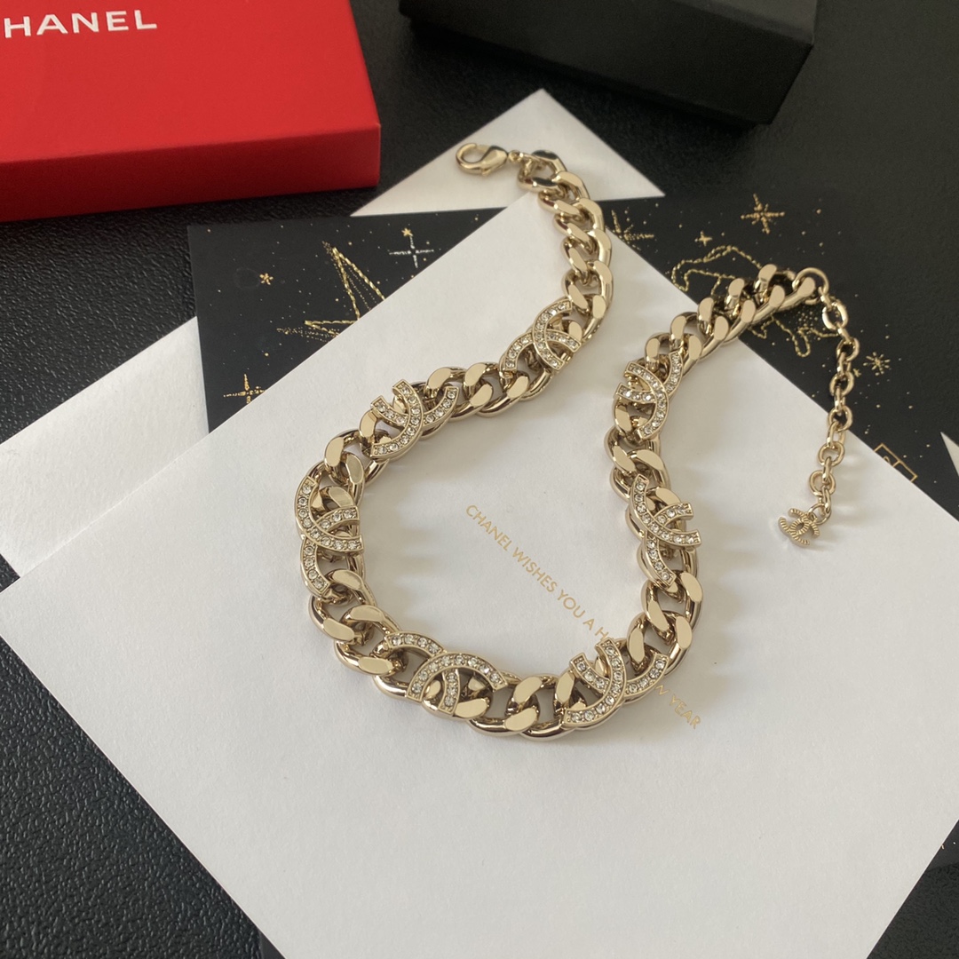 B389 Chanel choker necklace