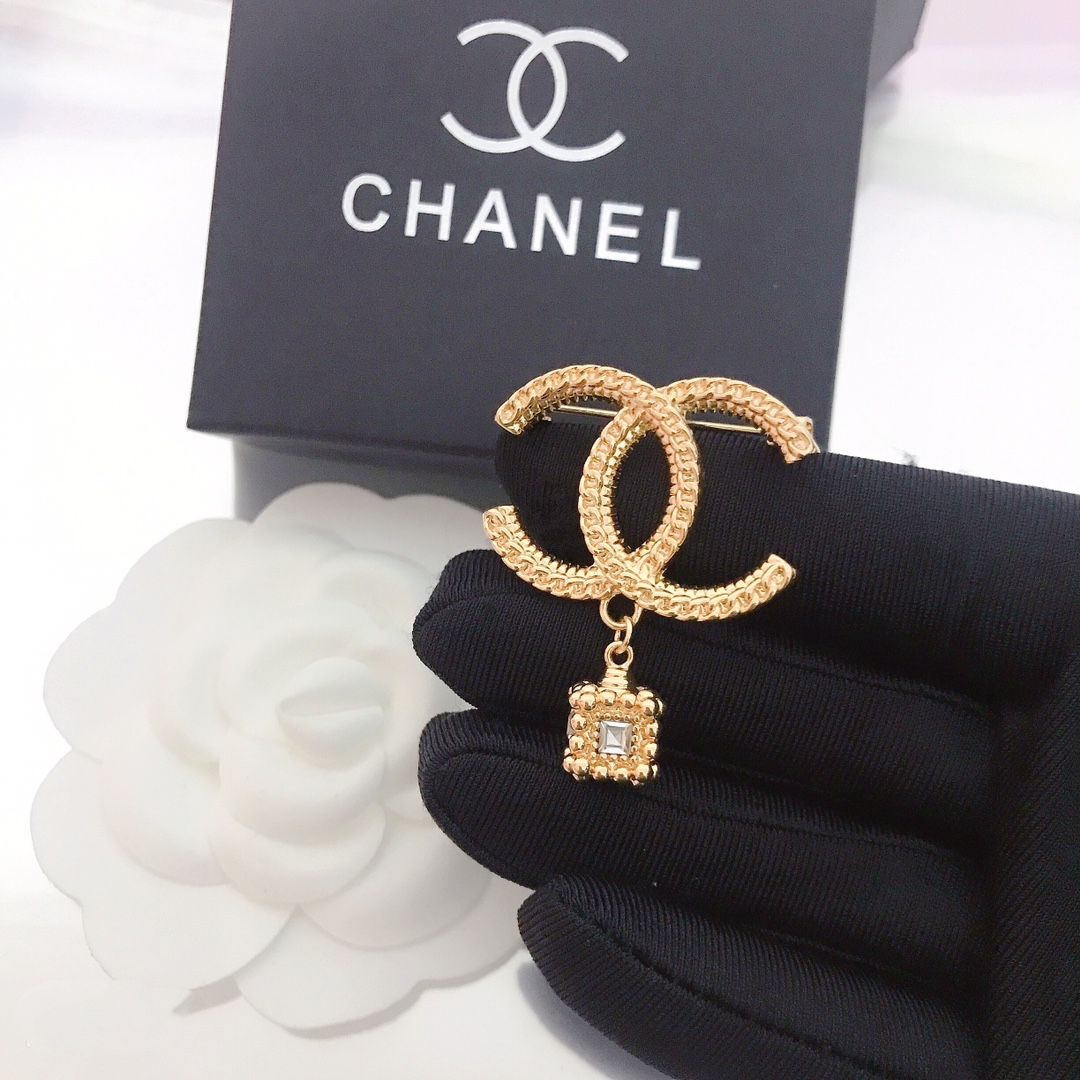 Chanel brooch 111336