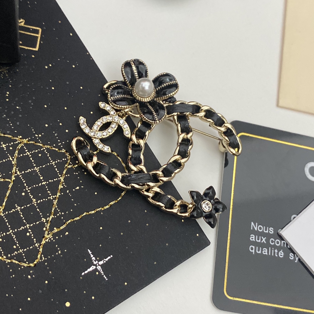 C282  Chanel brooch