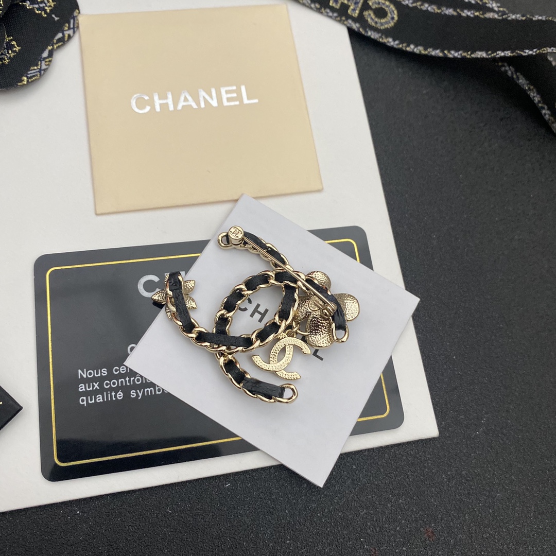 C282  Chanel brooch