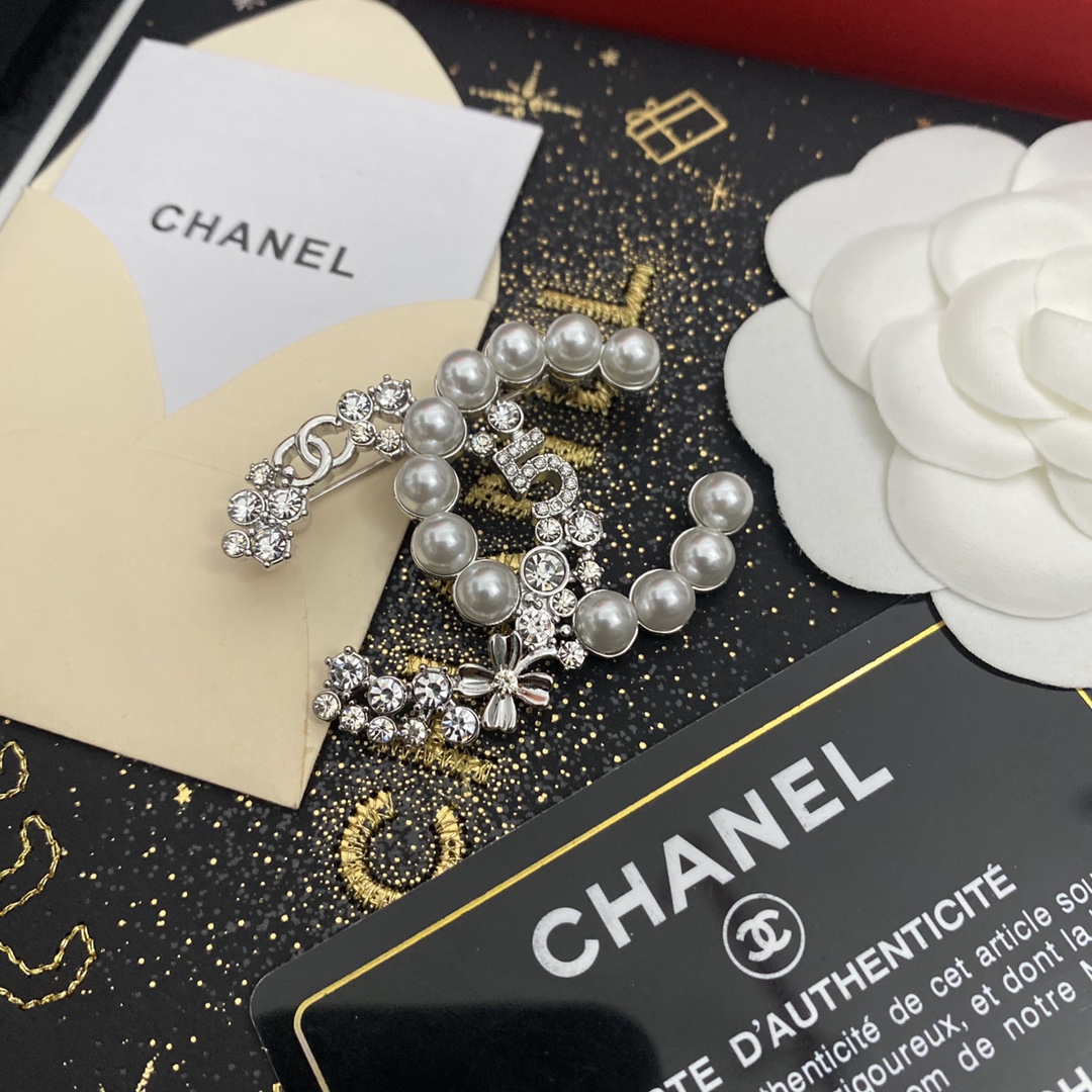 C264 Chanel brooch