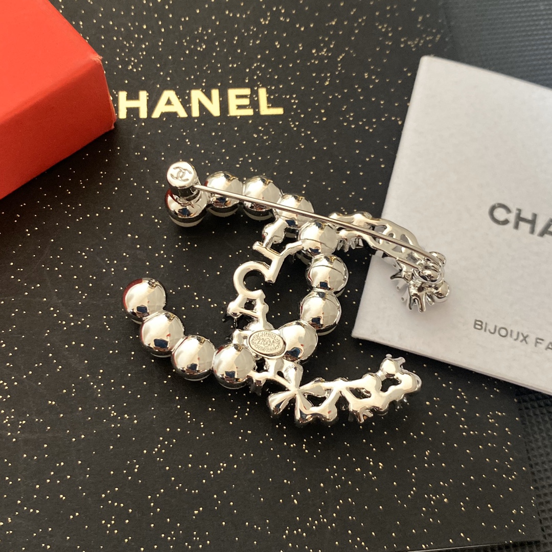 C264 Chanel brooch