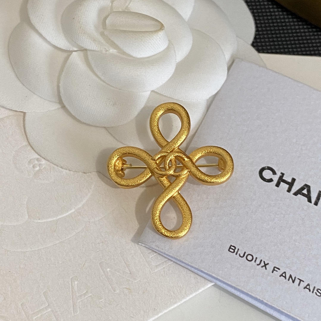 C304 Chanel gold vintage brooch