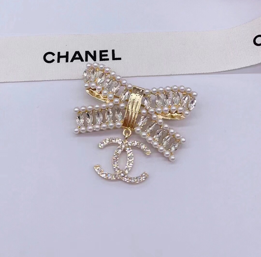 Chanel brooch 111384