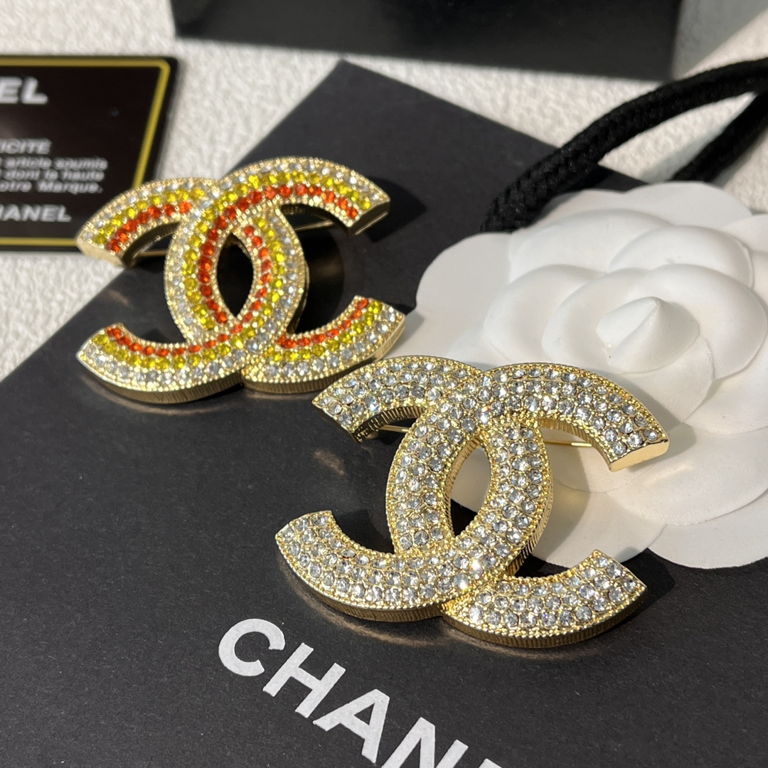 D139 Chanel brooch cc