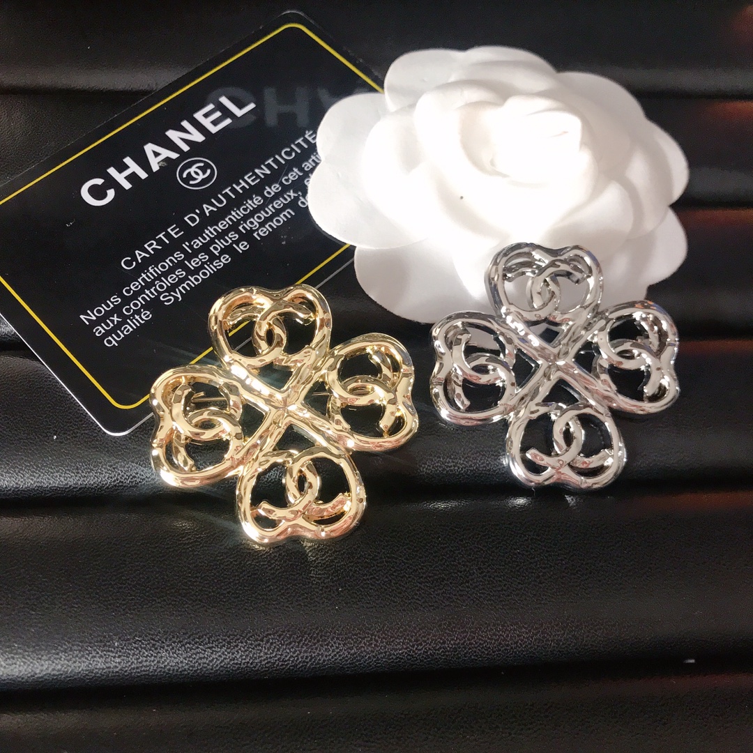 Chanel hollow heart brooch 111734